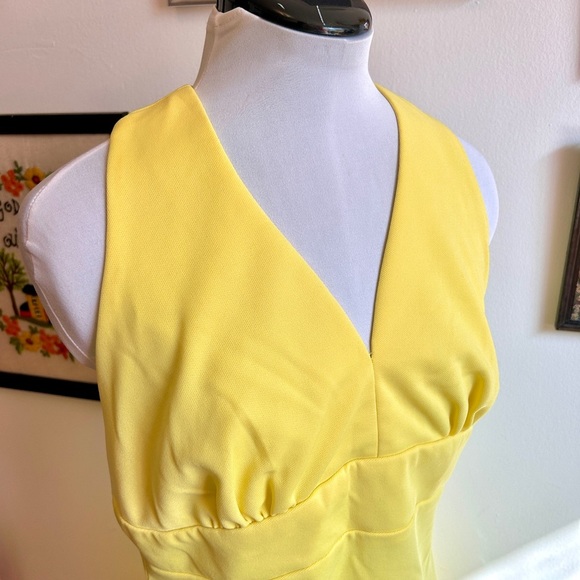 1970s Vintage Sunny Yellow Halter Back Day Dress - Picture 3 of 6